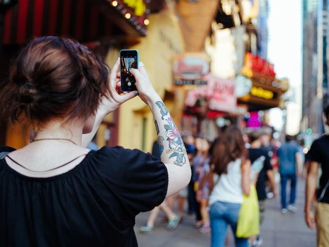 mujer tomando una foto
